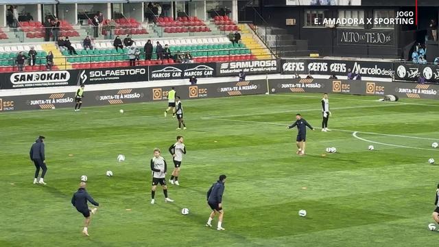 Sporting sobe ao relvado para aquecer