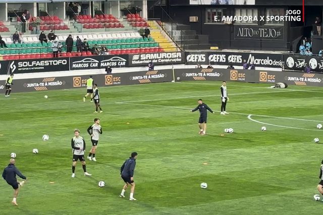 Sporting sobe ao relvado para aquecer