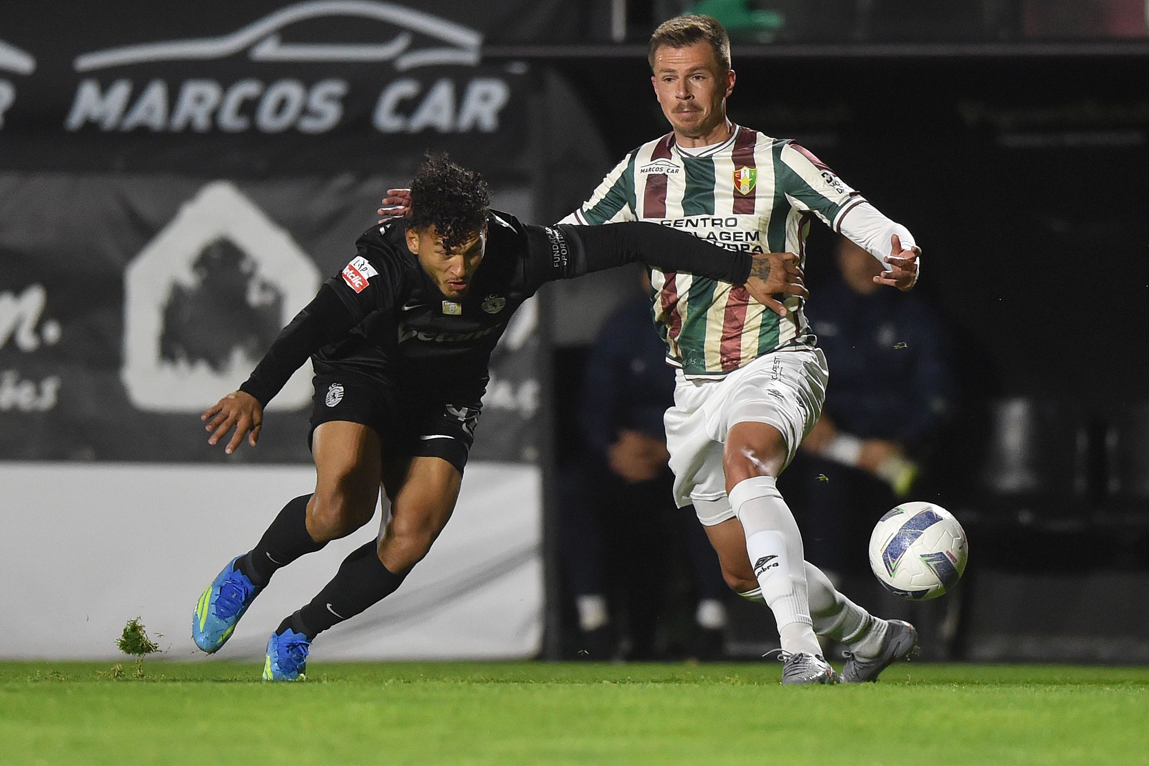Max Scholze, lateral do Estrela da Amadora, em luta com Luis Suárez - Foto: MIGUEL NUNES