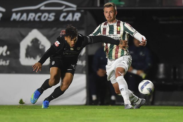 Max Scholze, lateral do Estrela da Amadora, em luta com Luis Suárez - Foto: MIGUEL NUNES