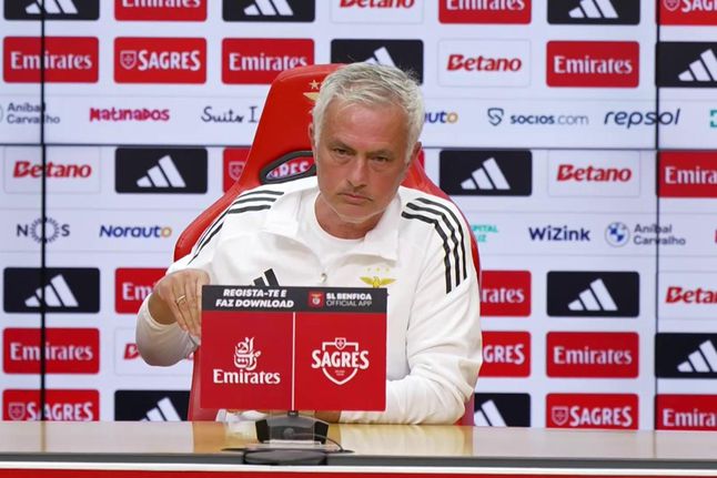 «Se houver algum com 27 títulos que me queira criticar...»