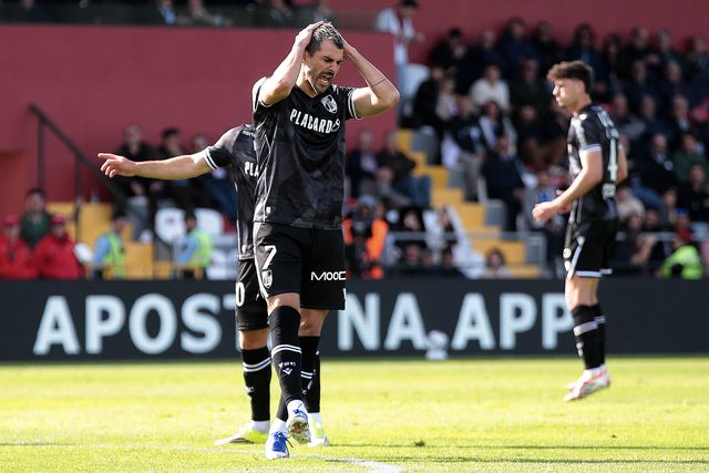 Nélson Oliveira no empate do Vitória com o Aves SAD (Foto: Lusa/MANUEL FERNANDO ARAÚJO)