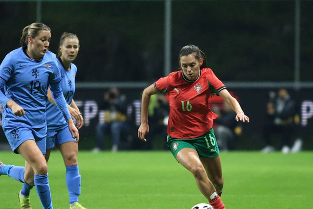 Andreia Faria, média de Portugal, em ação frente aos Países Baixos