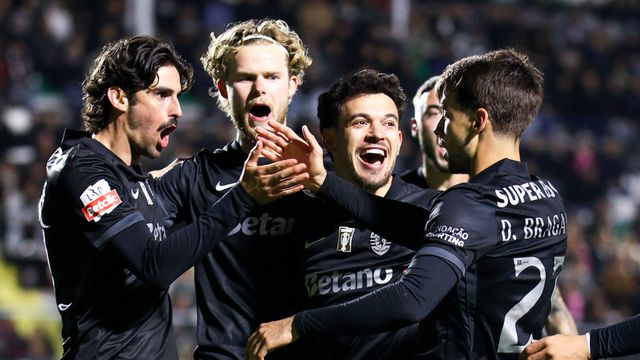 Trincão, Hjulmand e Pedro Gonçalves celebram com Daniel Bragança, autor do golo da vitória do Sporting na Reboleira - Foto: IMAGO