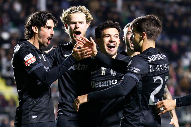Trincão, Hjulmand e Pedro Gonçalves celebram com Daniel Bragança, autor do golo da vitória do Sporting na Reboleira - Foto: IMAGO