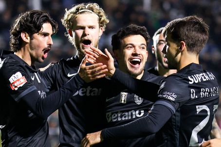 Trincão, Hjulmand e Pedro Gonçalves celebram com Daniel Bragança, autor do golo da vitória do Sporting na Reboleira - Foto: IMAGO