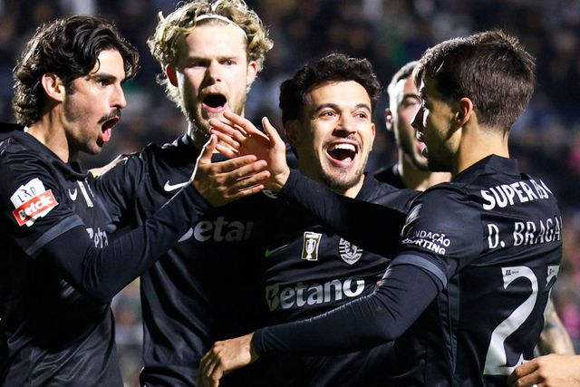 Trincão, Hjulmand e Pedro Gonçalves celebram com Daniel Bragança, autor do golo da vitória do Sporting na Reboleira - Foto: IMAGO