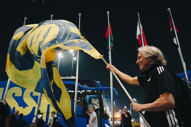 Jorge Jesus com uma bandeira - foto: Al Nassr