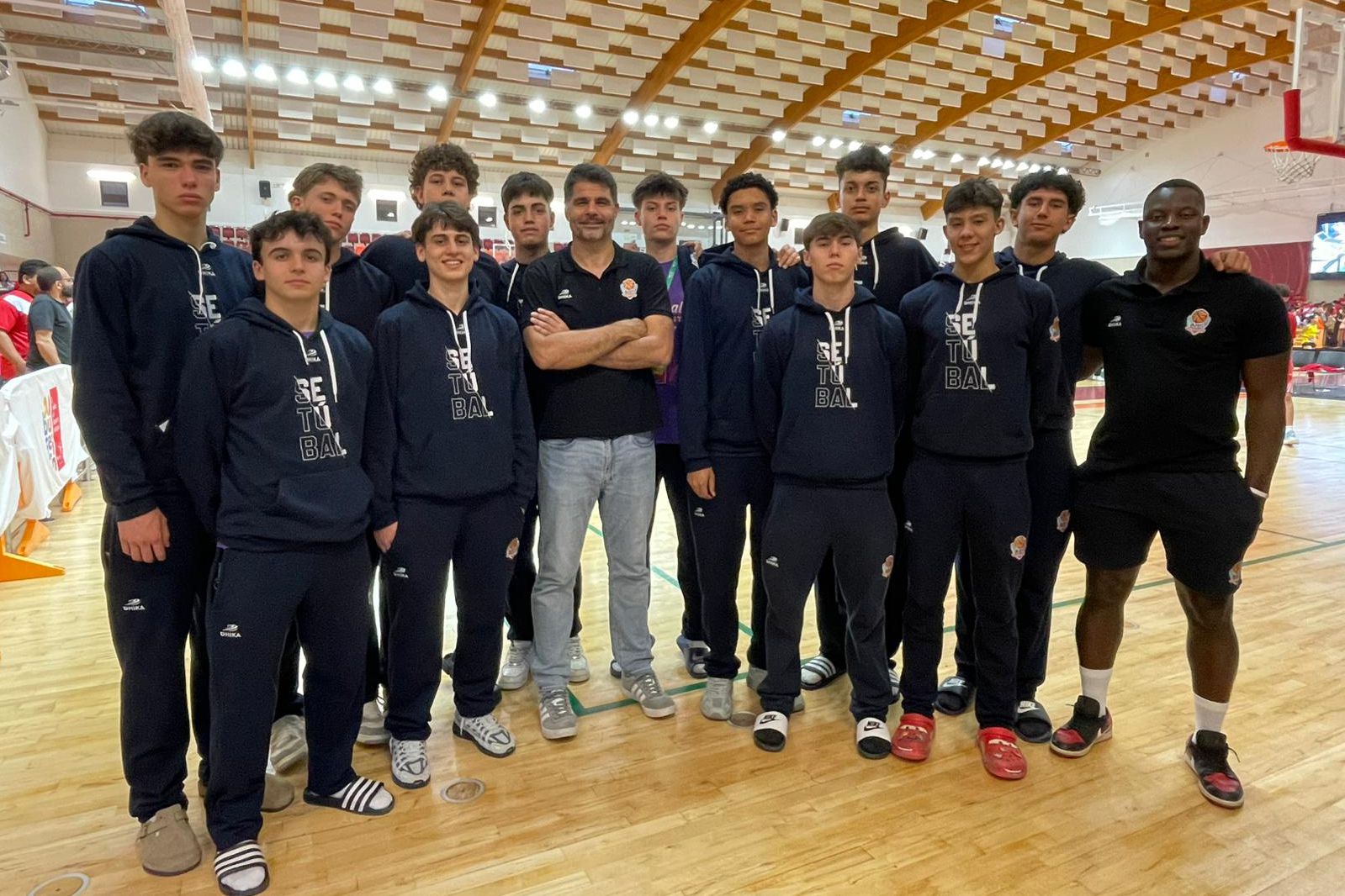 Miguel Minhava, ao centro, com a seleção a Associação de Basquetebol de Setúbal         Fotografia A BOLA