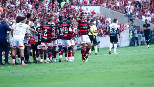 Flamengo bate Corinthians e isola-se no Brasileirão