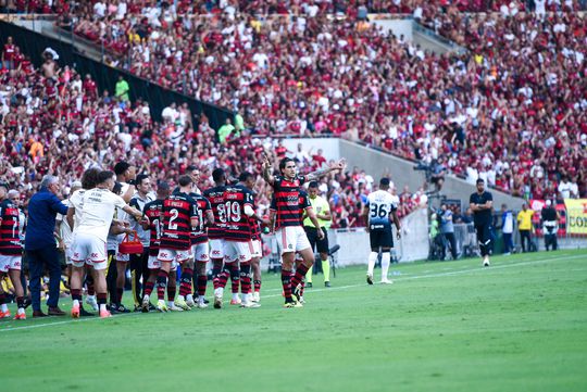 Flamengo bate Corinthians e isola-se no Brasileirão