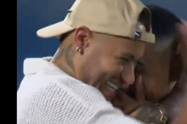 Neymar festeja título do Al Hilal no relvado (vídeo)