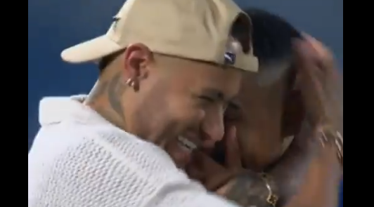 Neymar festeja título do Al Hilal no relvado (vídeo)