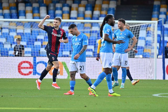 Bolonha vence em Nápoles e não desarma na luta pelo pódio