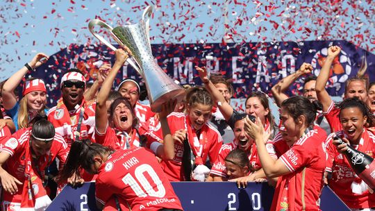 Festa no Seixal: treinadora e jogadoras do Benfica apontam ao pleno de títulos