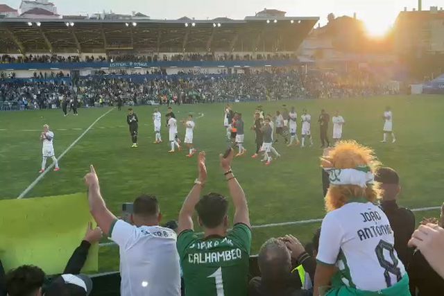Comunhão entre jogadores e adeptos do Sporting no final do jogo no Estoril