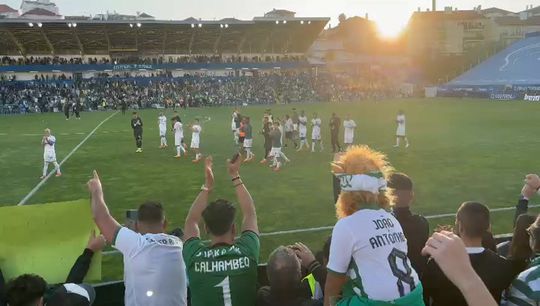 Comunhão entre jogadores e adeptos do Sporting no final do jogo no Estoril
