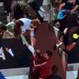 VÍDEO: Djokovic foi atingido por uma garrafa... mas não passou de acidente
