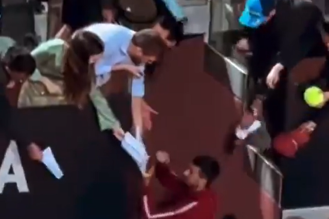 VÍDEO: Djokovic foi atingido por uma garrafa... mas não passou de acidente