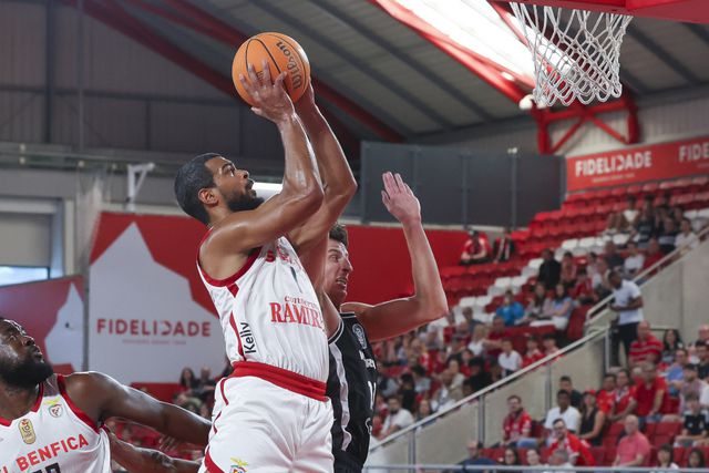 Benfica e Oliveirense iniciam 'play-off' com vitórias
