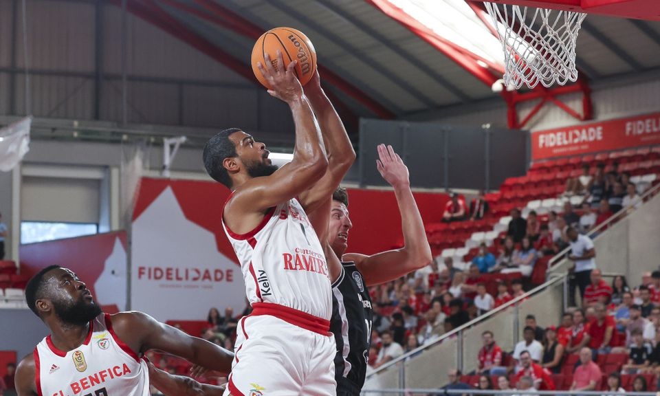 Benfica e Oliveirense iniciam 'play-off' com vitórias