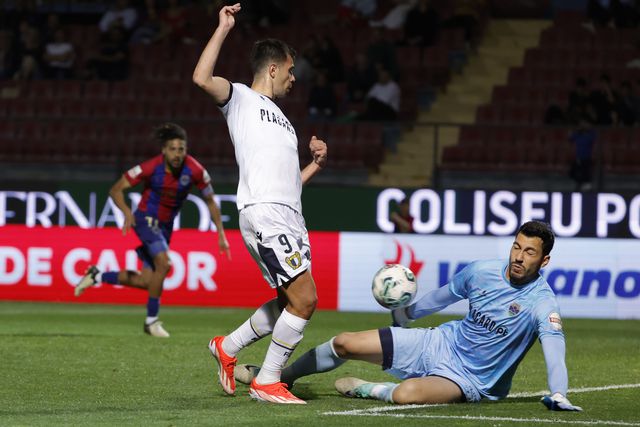 Adeptos do Chaves fazem funeral... com caixão