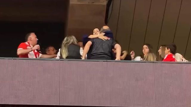 Adeptos de Benfica e Sporting trocam empurrões na bancada da Luz