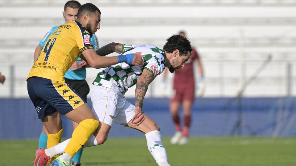 Duelo entre cónegos e canarinhos subiu de qualidade na etapa complementar (Foto: Fernando Veludo/LUSA)