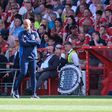 Nuno Espírito Santo, treinador do Nottingham Forest, de braços cruzados na área técnica