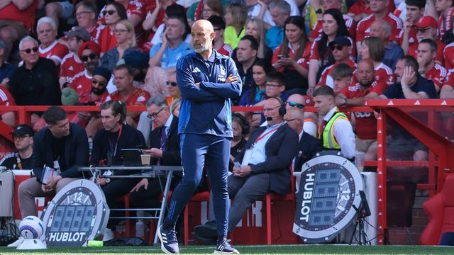 Nuno Espírito Santo, treinador do Nottingham Forest, de braços cruzados na área técnica