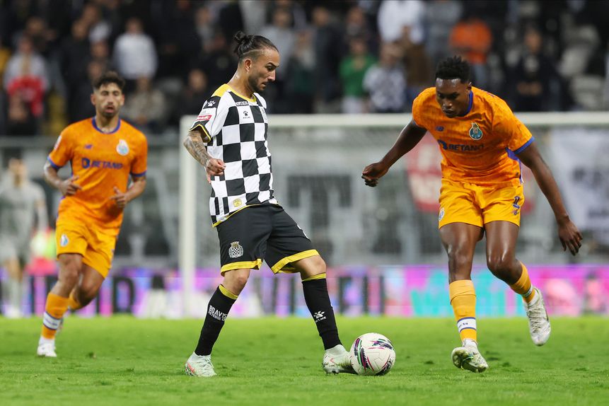 Seba Pérez controla a bola perante a oposição de Samu