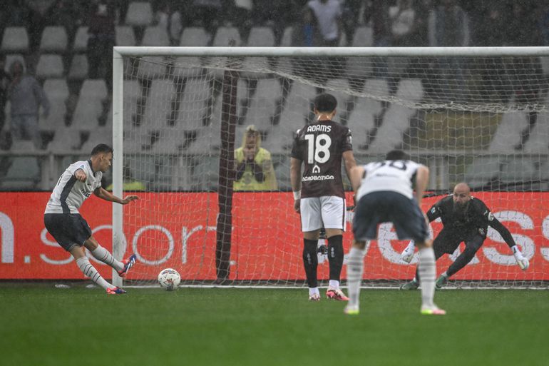 Inter roda mas vence em Turim e pressiona Nápoles