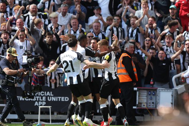 Tonali festeja golo ao Chelsea com os companheiros de equipa
