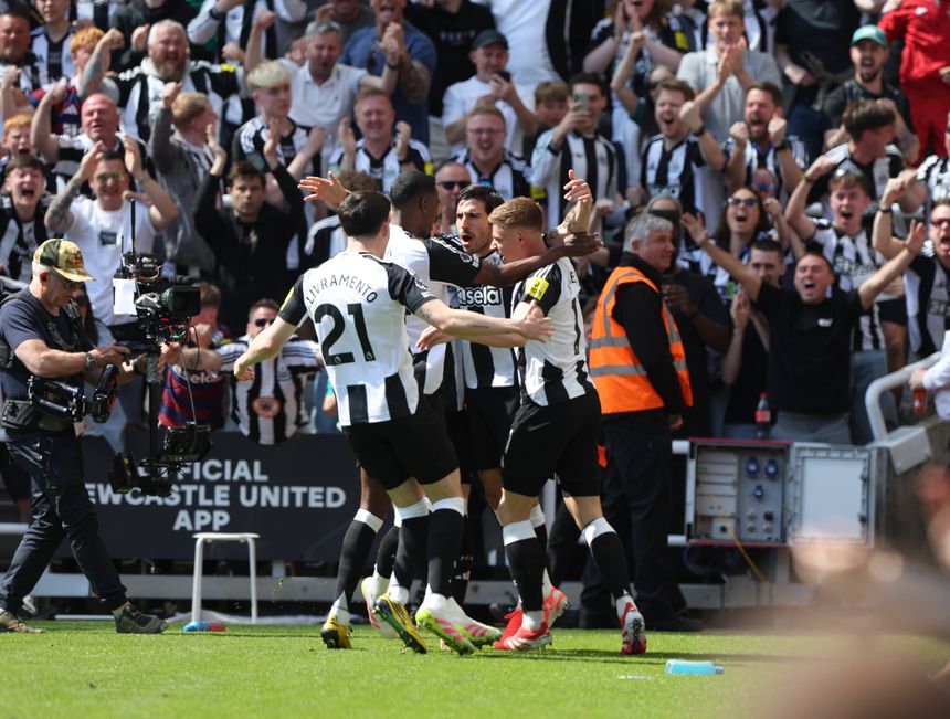 Tonali festeja golo ao Chelsea com os companheiros de equipa