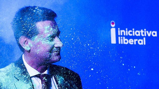 Rui Rocha atingido com pó verde em comício da Iniciativa Liberal (Foto: Tiago Petinga/Lusa)