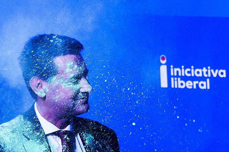Rui Rocha atingido com pó verde em comício da Iniciativa Liberal (Foto: Tiago Petinga/Lusa)