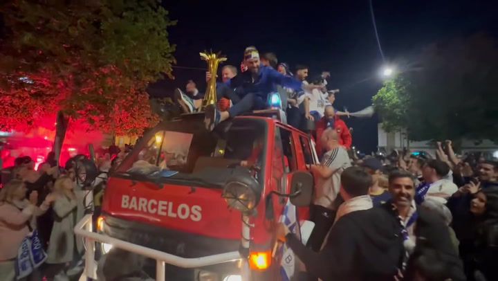 VÍDEO: campeões europeus precisaram de boleia dos bombeiros para mostrar troféu