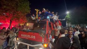 VÍDEO: campeões europeus precisaram de boleia dos bombeiros para mostrar troféu