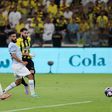 Benzema 'abate' Pedro Emanuel e Al Ittihad tem o título saudita na mão