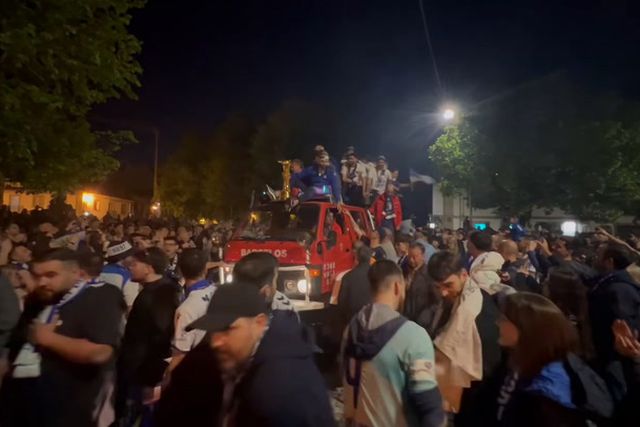 Veículo personalizado? Campeão europeu passeia-se em... carro dos bombeiros