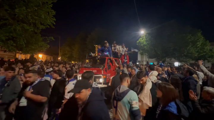 Veículo personalizado? Campeão europeu passeia-se em... carro dos bombeiros