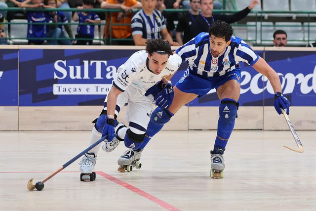Rampulla e Carlo di Bendetto disputam a bola no jogo entre o Ó. Barcelos e o FC Porto