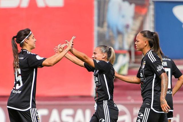 Carole Costa e Lúcia Alves festejam mais um golo do Benfica