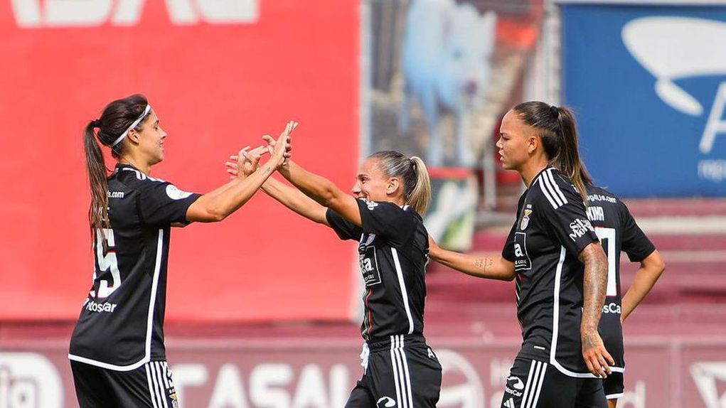 Carole Costa e Lúcia Alves festejam mais um golo do Benfica