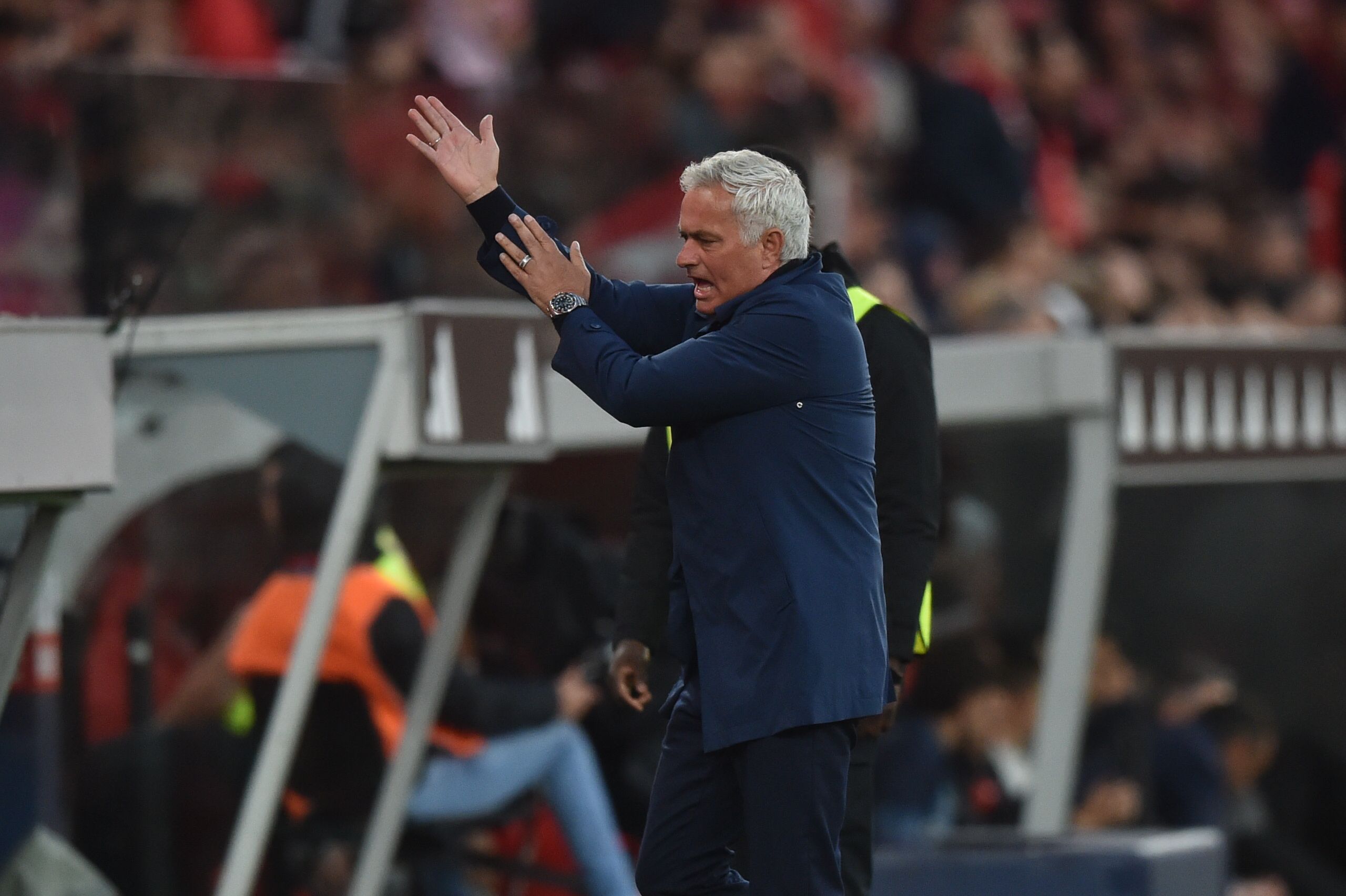 José Mourinho, treinador do Benfica, pede penálti no jogo com o SC Braga, na Luz - Foto: A BOLA/Miguel Nunes