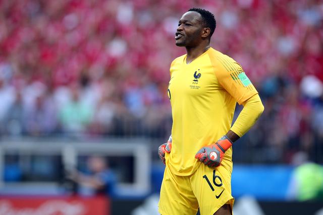 Mandanda ao serviço da seleção francesa, em 2018