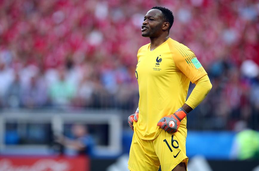 Mandanda ao serviço da seleção francesa, em 2018