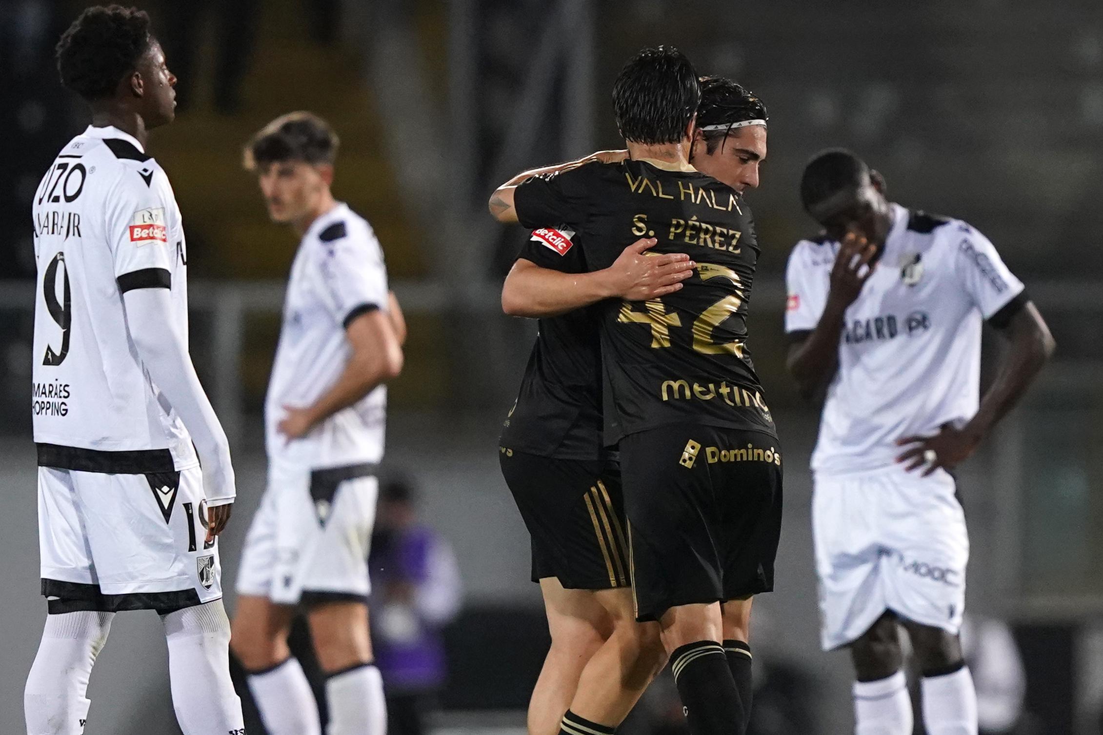 Seba Pérez abraça Larrazabal, autor do golo que garantiu a vitória do Casa Pia sobre o V. Guimarães - Foto: Hugo Delgado/lusa