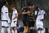 Seba Pérez abraça Larrazabal, autor do golo que garantiu a vitória do Casa Pia sobre o V. Guimarães - Foto: Hugo Delgado/lusa