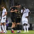 Seba Pérez abraça Larrazabal, autor do golo que garantiu a vitória do Casa Pia sobre o V. Guimarães - Foto: Hugo Delgado/lusa